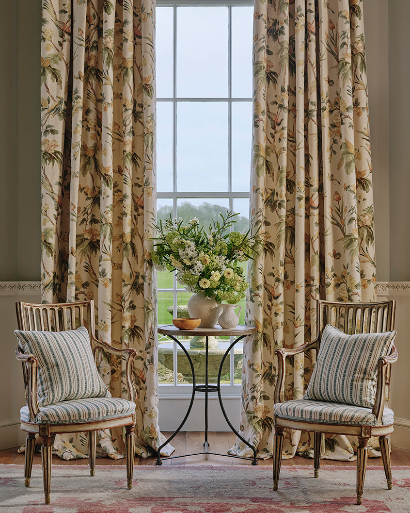 Seaton Stripe miljöökuva — Colefax & Fowler -kangas