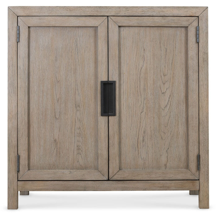 Hooker Furniture Harmony kaksiovinen senkki savustetulla viimeistelyllä — Hooker Furnishings