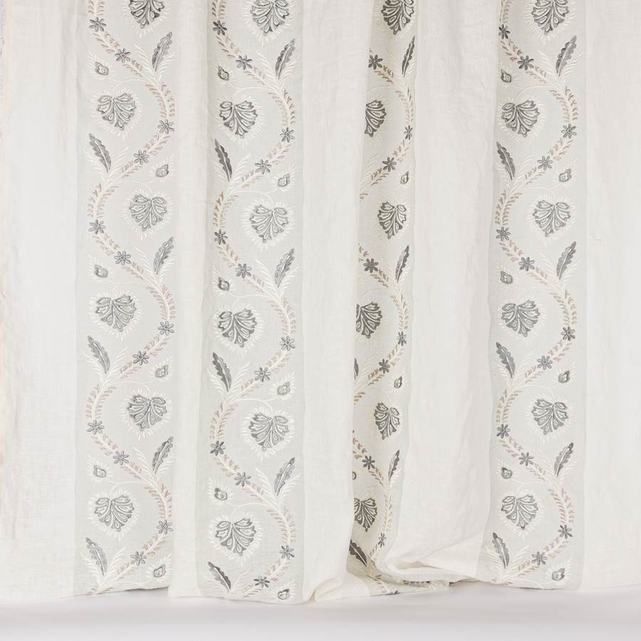 Colefax and Fowler Tyg Florinda Sheer Old Blue