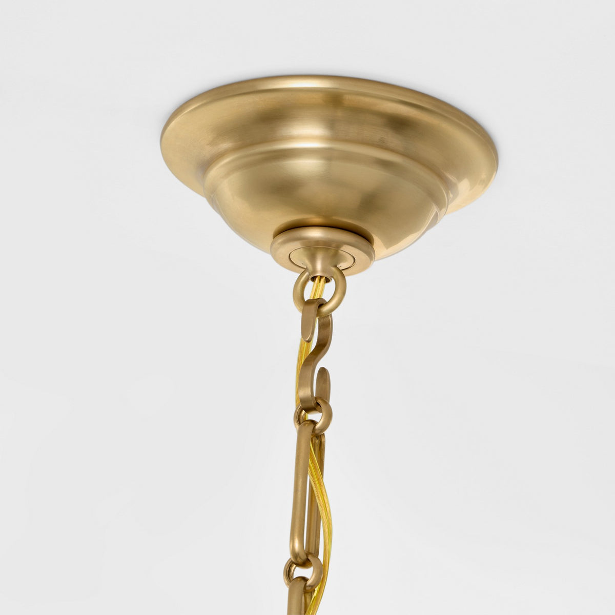Allister 21" Taklampa — Schumacher for Visual Comfort & Co. — Hand-Rubbed Antique Brass with Schumacher Blue Aditi Pleated Shade detaljbild