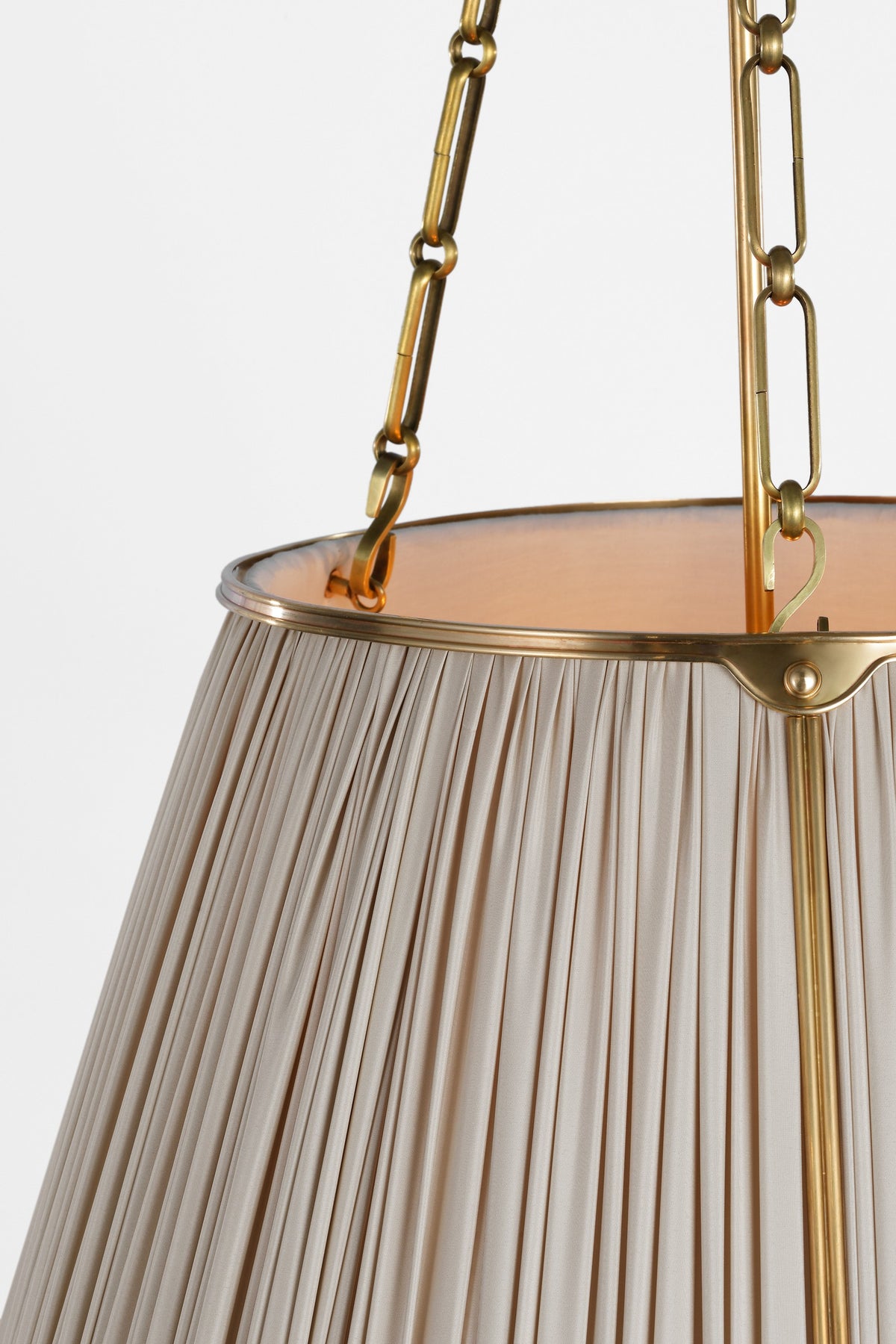 Allister 21" Taklampa — Schumacher for Visual Comfort & Co. — Hand-Rubbed Antique Brass with Champagne Silk Pleated Shade detaljbild