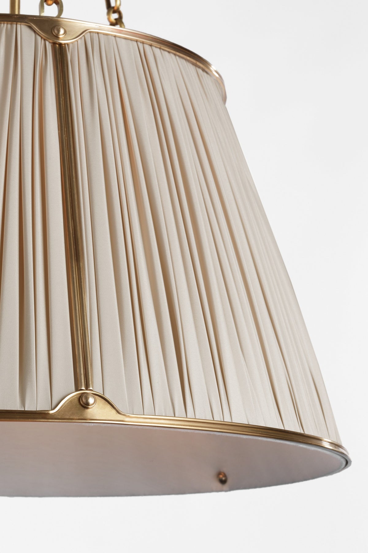Allister 21" Taklampa — Schumacher for Visual Comfort & Co. — Hand-Rubbed Antique Brass with Champagne Silk Pleated Shade detaljbild