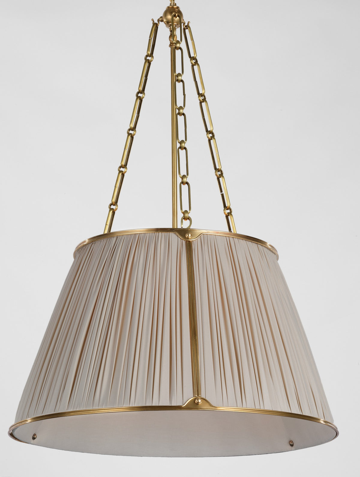 Allister 21" Taklampa — Schumacher for Visual Comfort & Co. — Hand-Rubbed Antique Brass with Champagne Silk Pleated Shade detaljbild