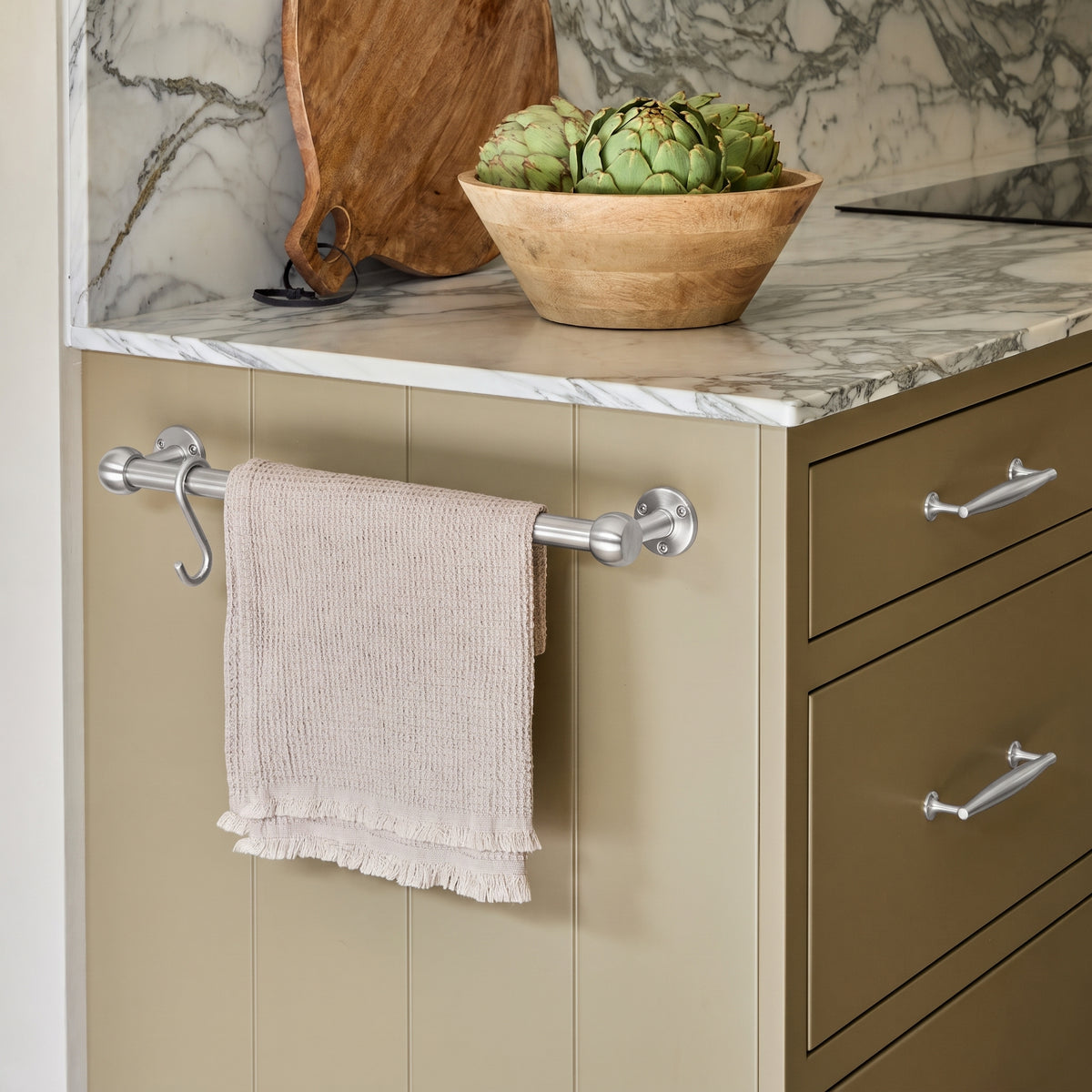 Cotswold Messing-Handtuchstange (Kitchen, Bath) — Raumbild, Satin chrome plate