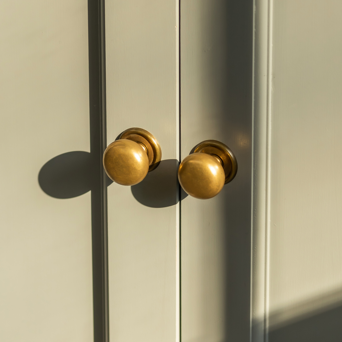 Cotswold Schrankknopf, Kuppelform — Antikmessing. Design by Jo Cartledge - The Old Rectory.