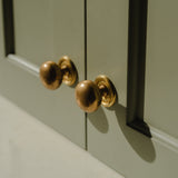 Cotswold Schrankknopf, Kuppelform — Antikmessing. Design by St Giles Furniture.