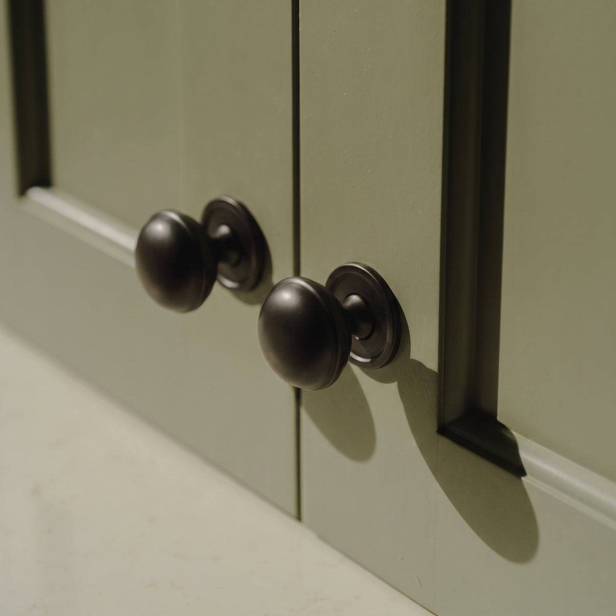 Cotswold Möbelknopf, Bun-Form — Raumbild, Dark bronze