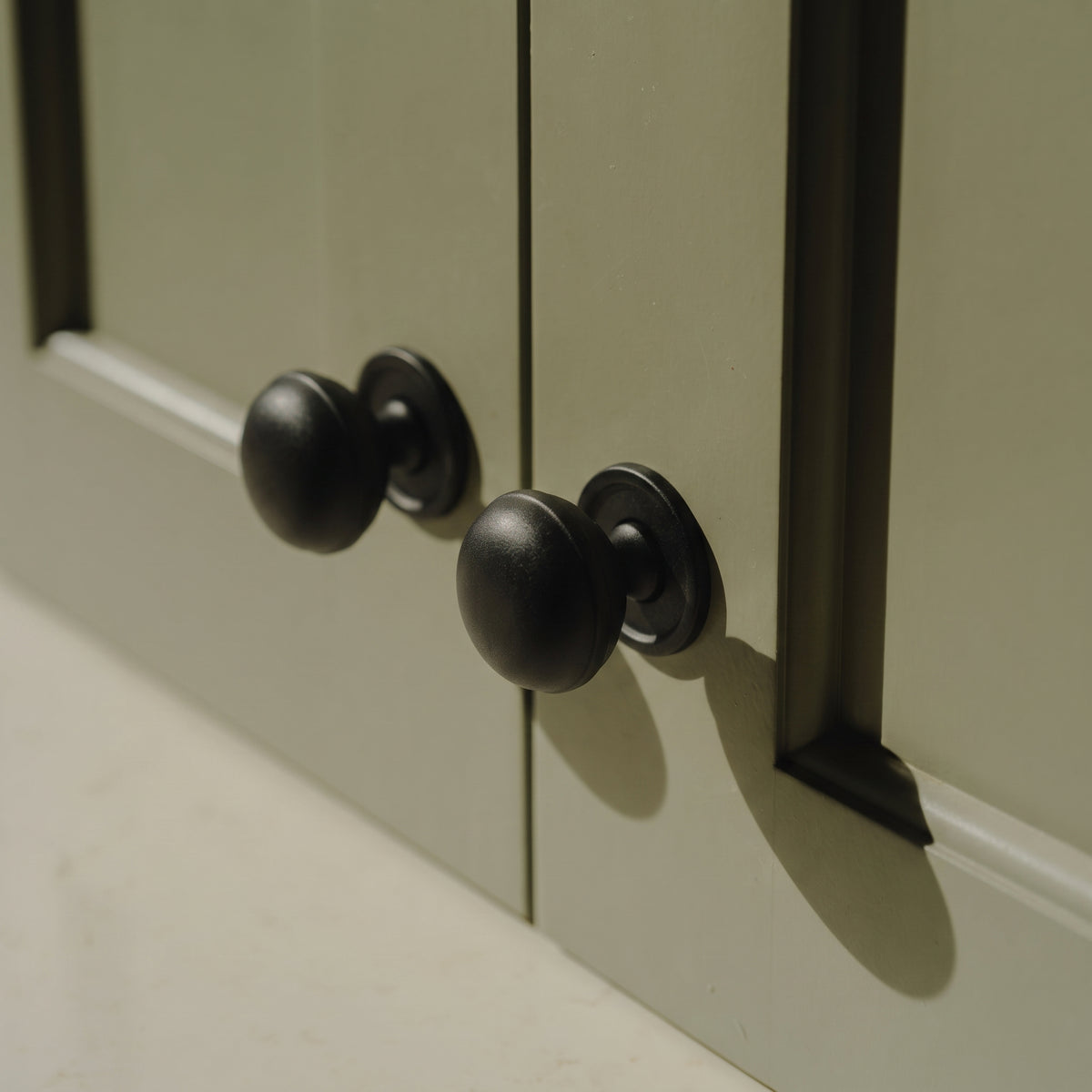 Cotswold Schrankknopf, Bun-Form — Raumbild, Matt black lacquered
