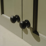 Cotswold Schrankknopf, Bun-Form — Raumbild, Matt black lacquered