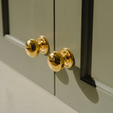 Cotswold Möbelknopf, Bun-Form — Raumbild, Polished brass lacquered