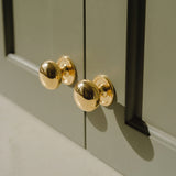 Cotswold Möbelknopf, Bun-Form — Raumbild, Polished brass unlacquered