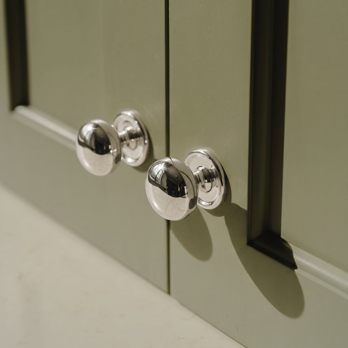 Cotswold Möbelknopf, Bun-Form — Raumbild, Polished nickel plate