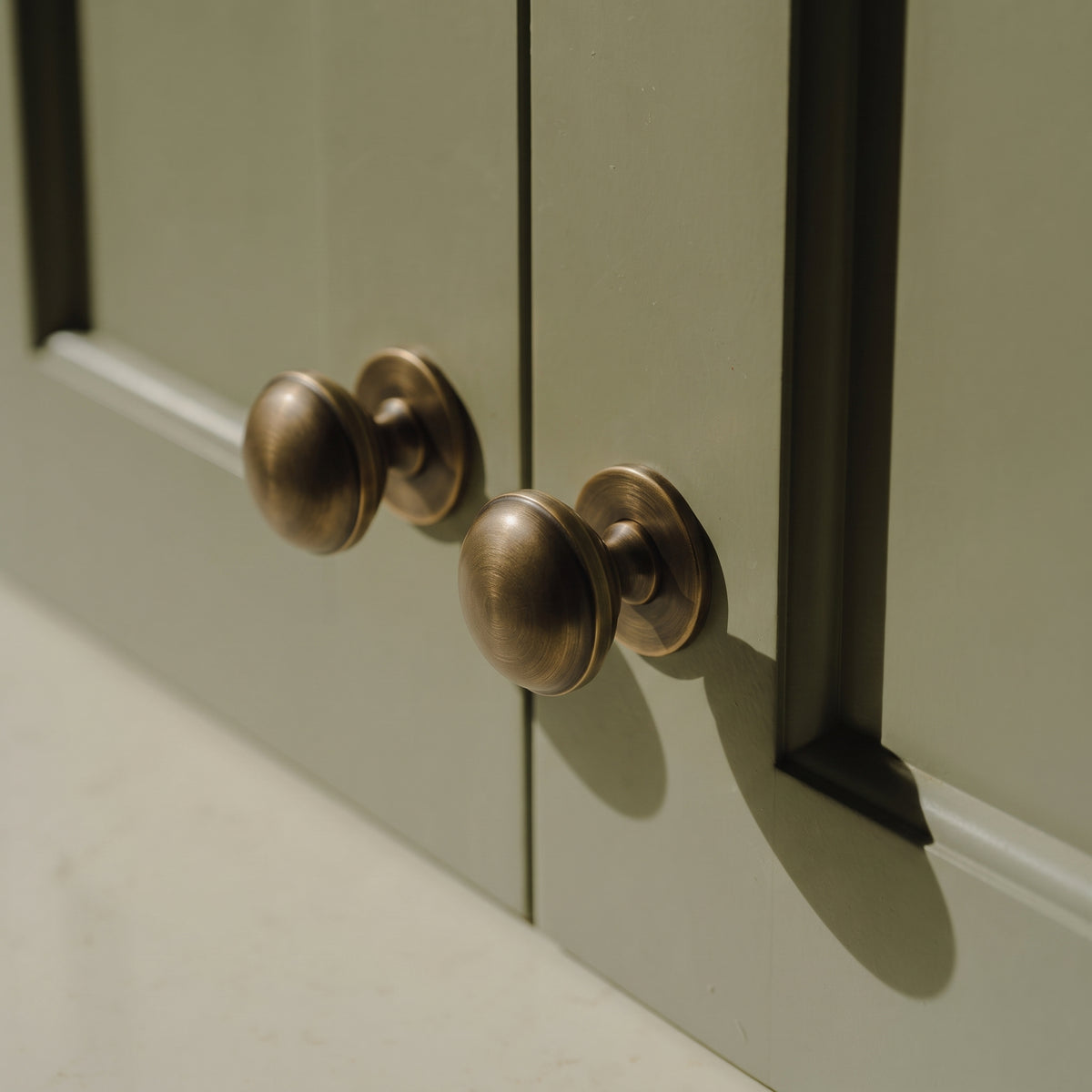 Cotswold Möbelknopf, Bun-Form — Raumbild, Satin antique satin lacquered