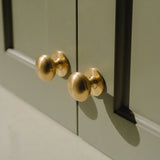 Cotswold Möbelknopf, Bun-Form — Raumbild, Satin brass lacquered