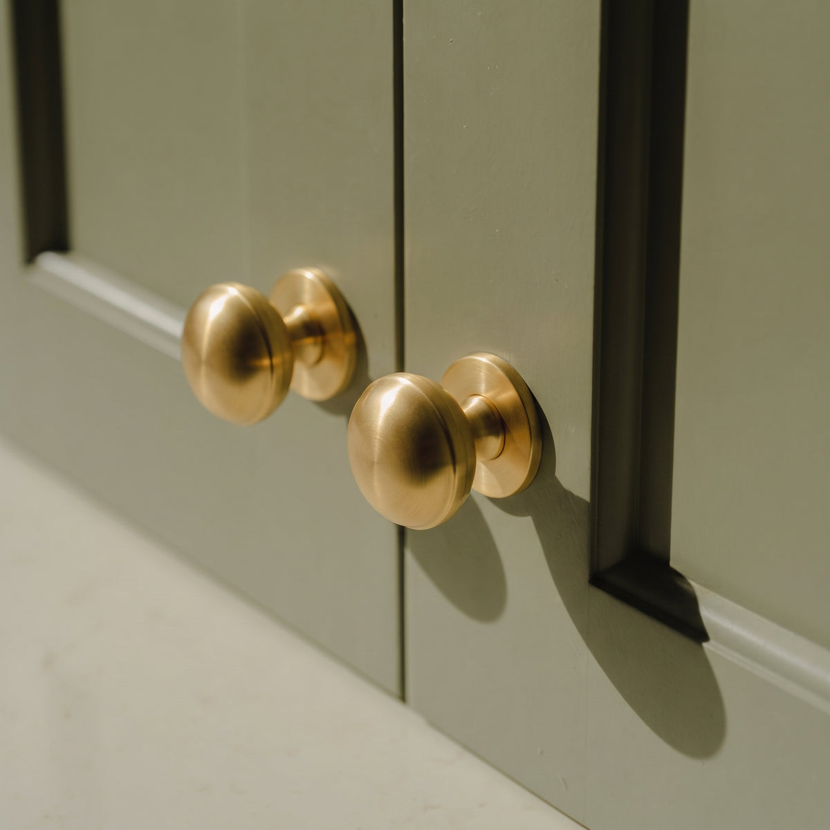 Cotswold Möbelknopf, Bun-Form — Raumbild, Satin brass satin lacquered