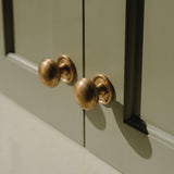 Cotswold Möbelknopf, Bun-Form — Raumbild, Satin brass unlacquered