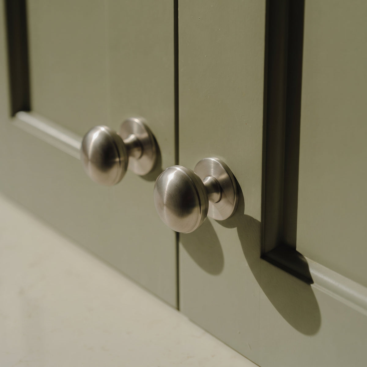 Cotswold Möbelknopf, Bun-Form — Raumbild, Satin nickel - SNP