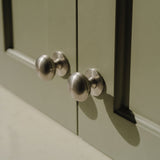 Cotswold Möbelknopf, Bun-Form — Raumbild, Satin nickel - SNP