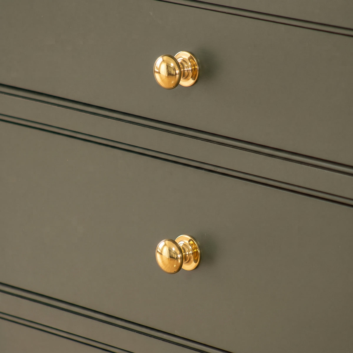 Cotswold Schrankknopf, Pilzform — Raumbild, Polished brass lacquered