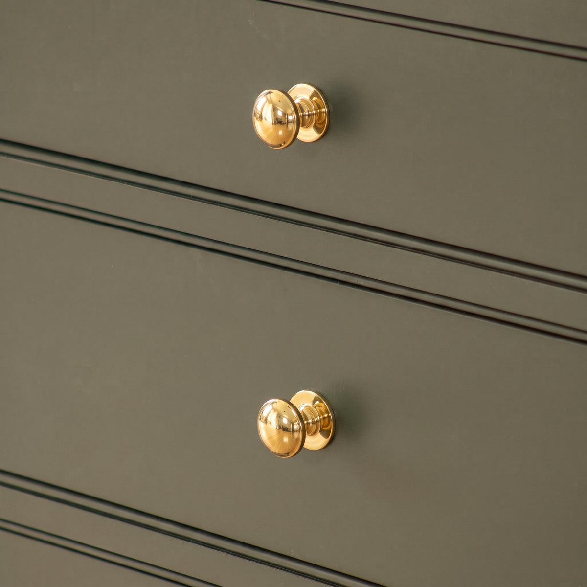 Cotswold Schrankknopf, Pilzform — Raumbild, Polished brass unlacquered