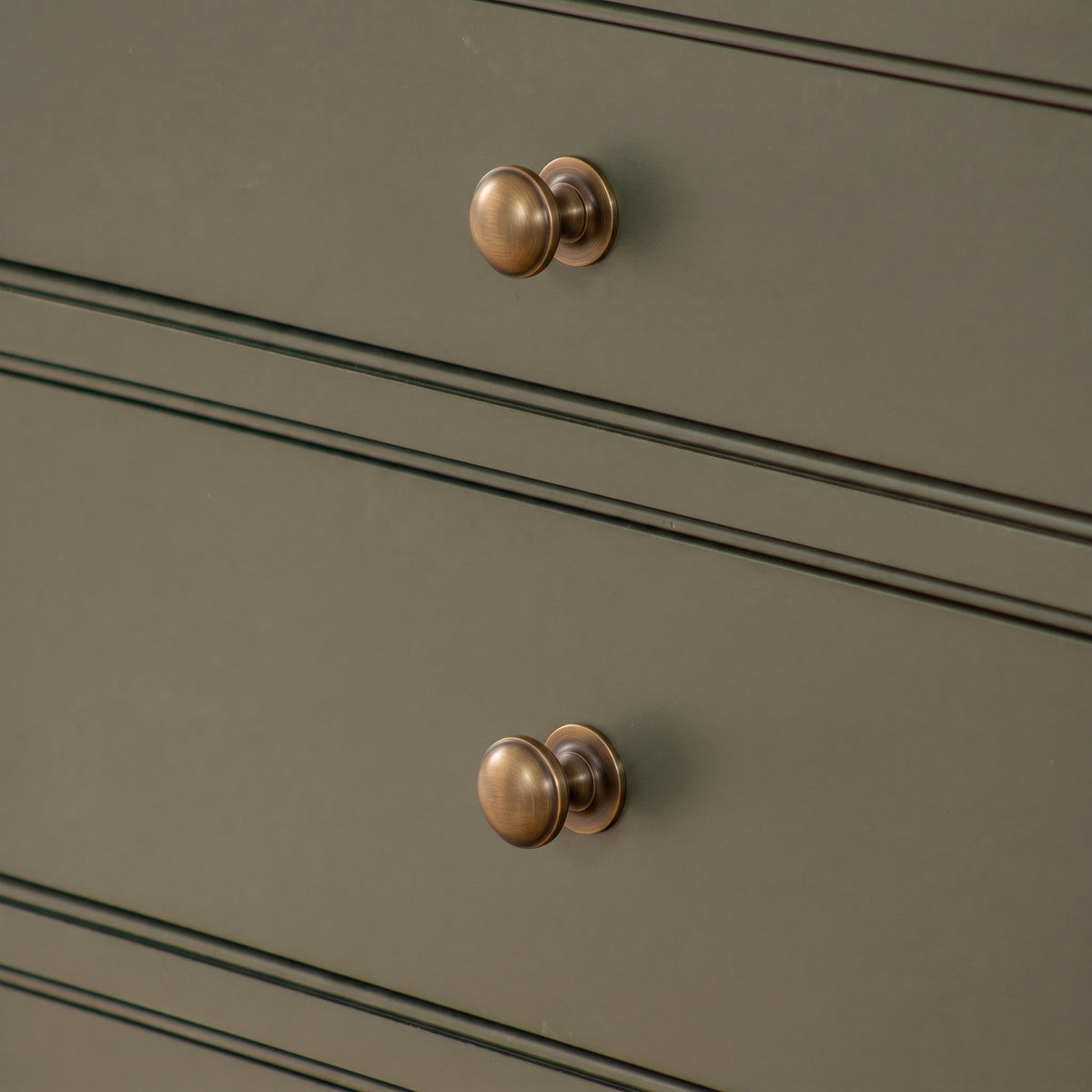 Cotswold Schrankknopf, Pilzform — Raumbild, Satin antique satin lacquered