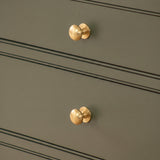 Cotswold Schrankknopf, Pilzform — Raumbild, Satin brass lacquered