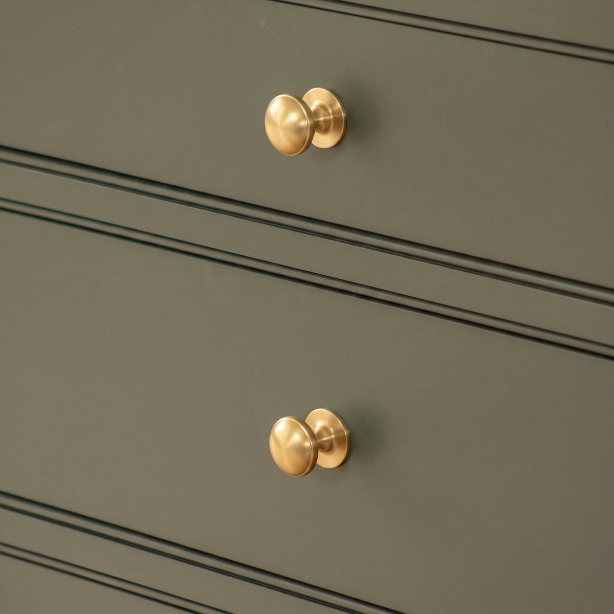 Cotswold Schrankknopf, Pilzform — Raumbild, Satin brass satin lacquered