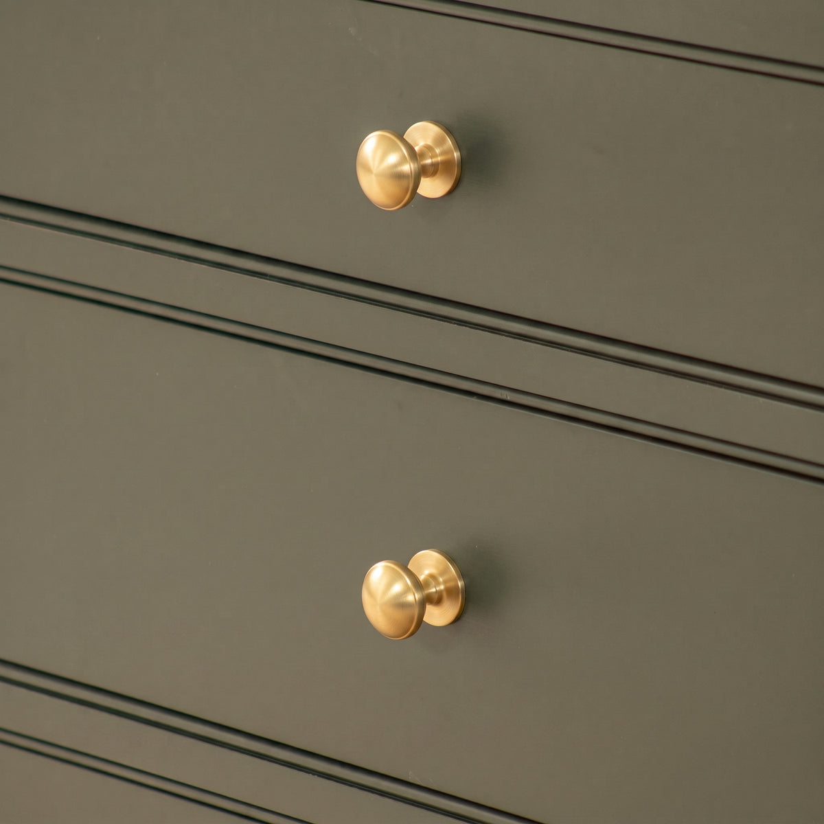 Cotswold Schrankknopf, Pilzform — Raumbild, Satin brass unlacquered