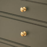 Cotswold Schrankknopf, Pilzform — Raumbild, Satin brass unlacquered