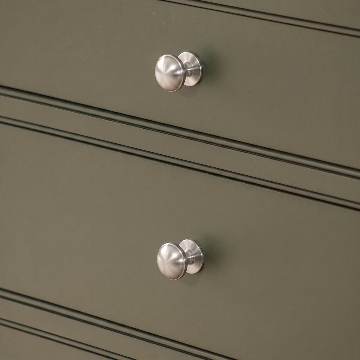 Cotswold Schrankknopf, Pilzform — Raumbild, Satin chrome plate