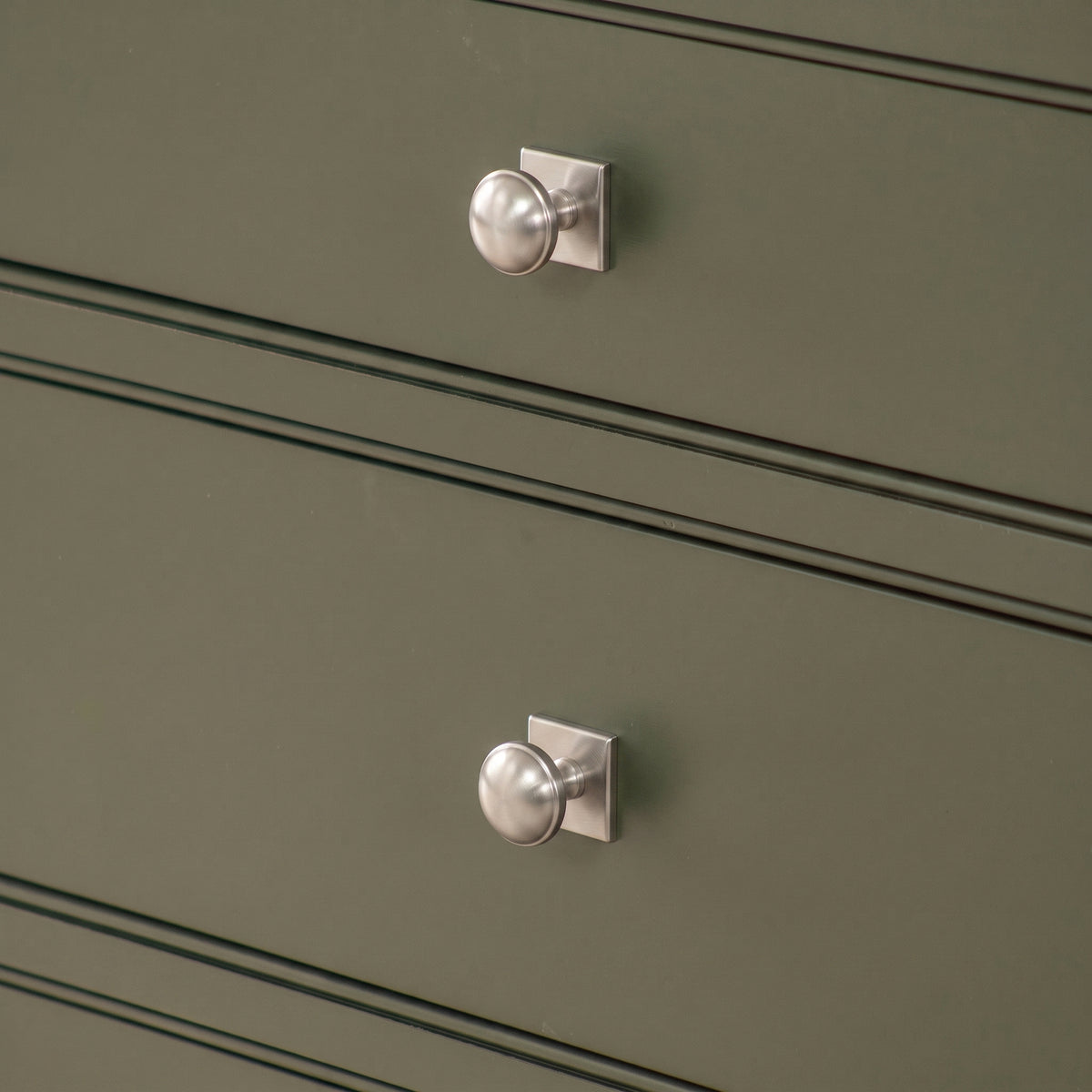 Cotswold Schrankknopf, Pilzform — Raumbild, Satin nickel plate
