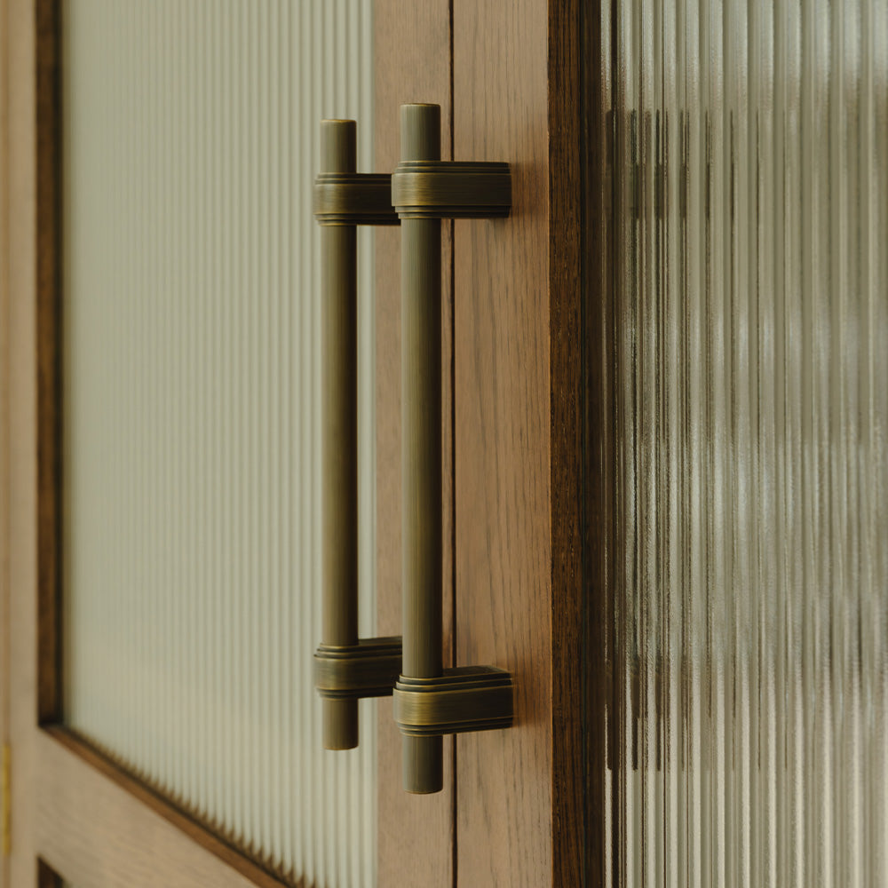 Gaumont Kastgreep — Satin antiek, satijnlak. Design by Isla James Interiors.
