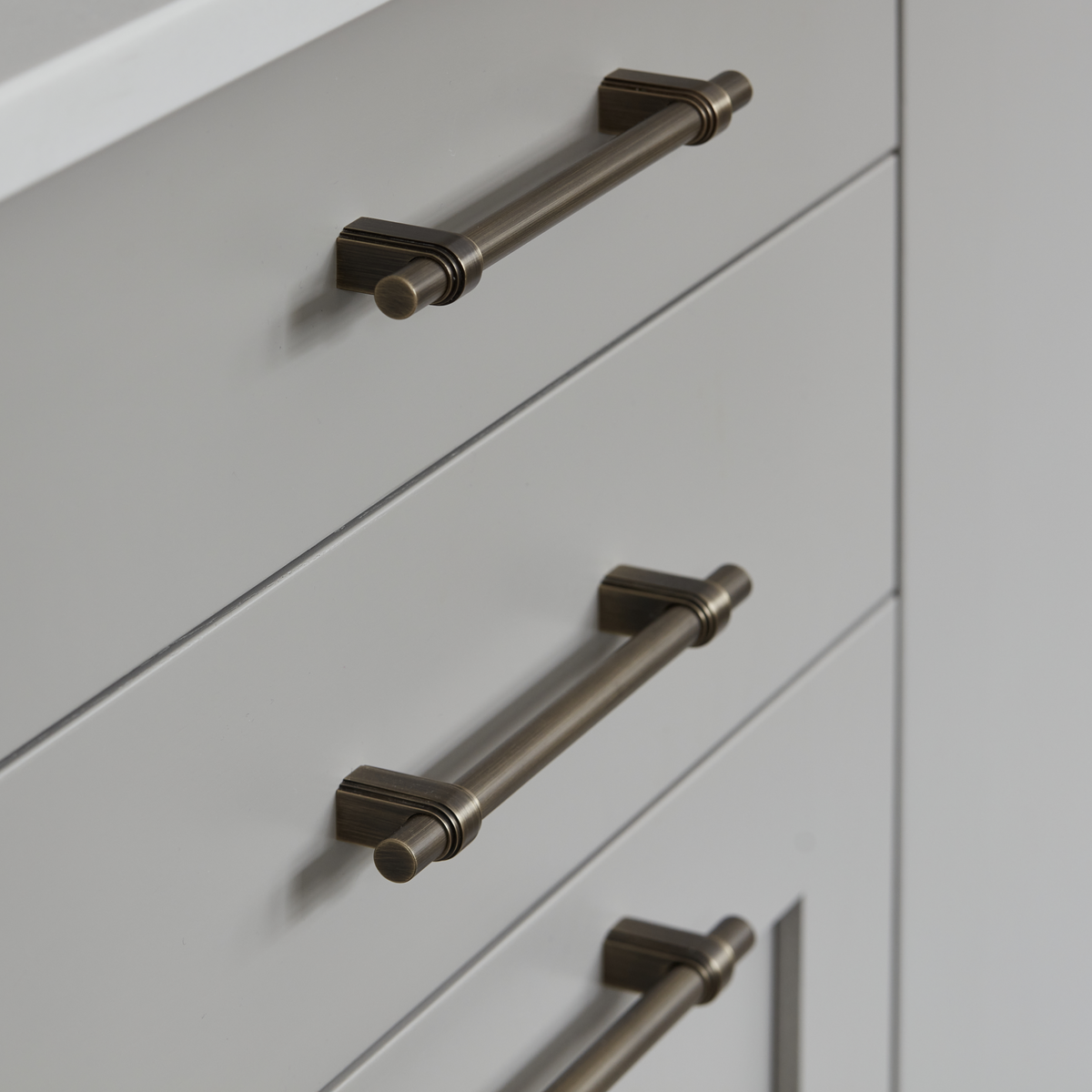 Gaumont Kastgreep — Satin antiek, satijnlak. Design by Yorkshire Build.