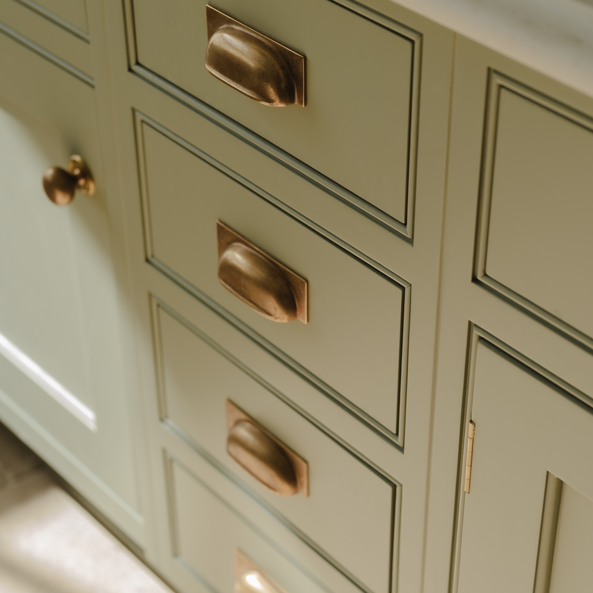 Queslett Cup-handtag — Antik mässing. Design by St Giles Furniture.