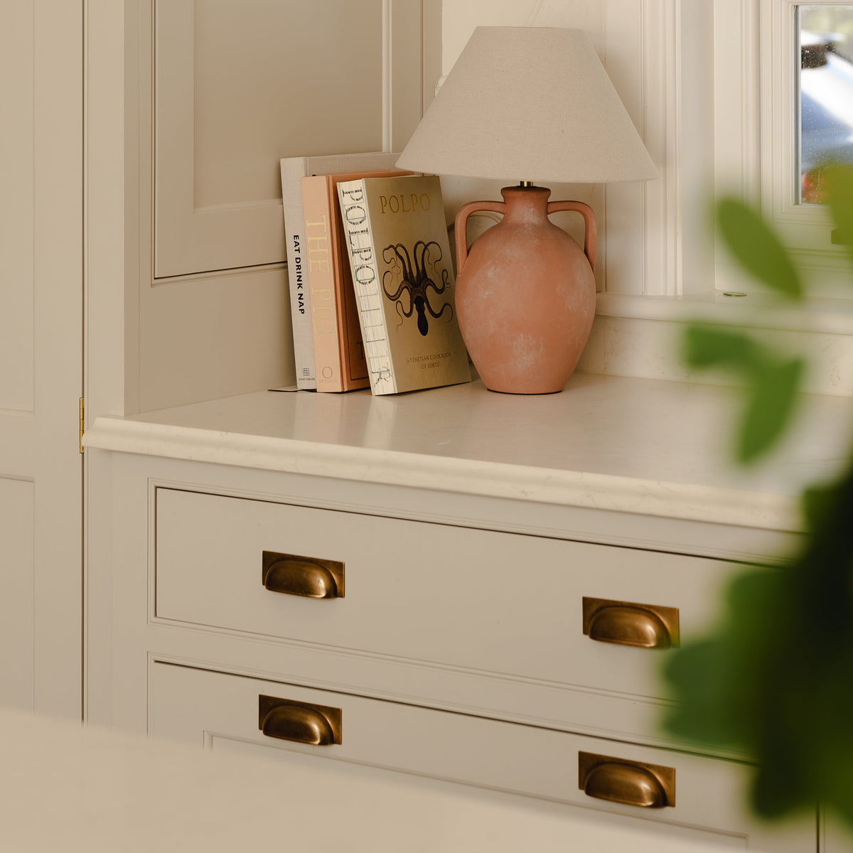 Queslett Cup-handtag — Antik mässing. Design by St Giles Furniture.