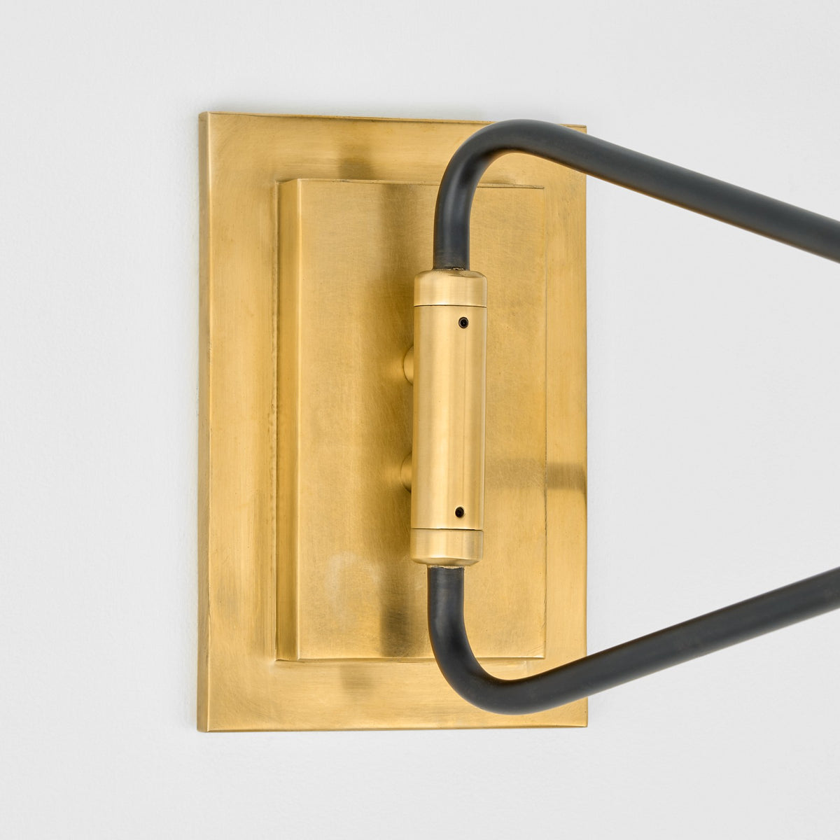 Keil Swing Arm Vägglampa — Visual Comfort — Hand-Rubbed Antique Brass and Black with Linen Shade / Utan ljuskälla detaljbild