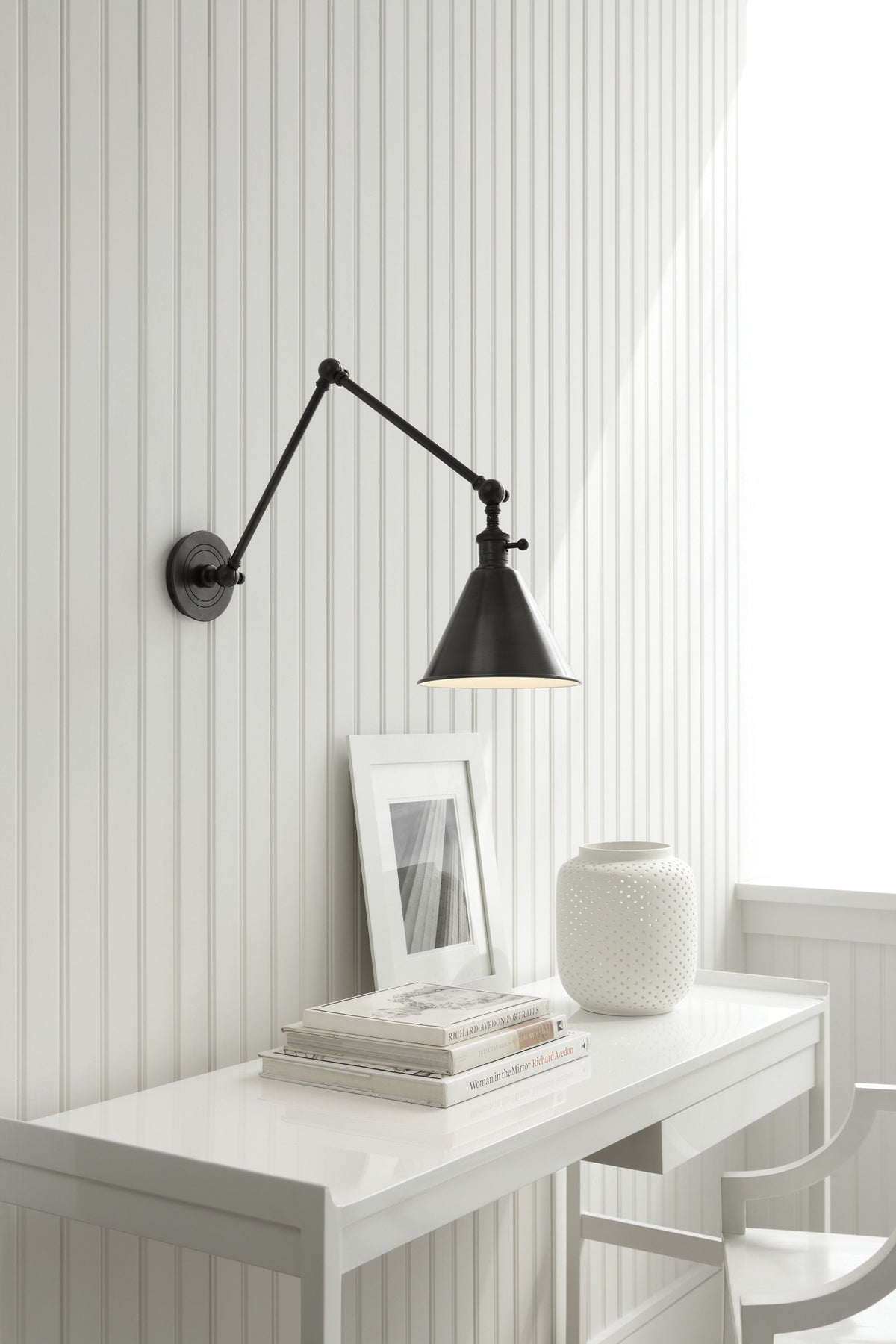 Boston Functional Double Arm Library Light Vägglampa — Chapman & Myers for Visual Comfort & Co. — Bronze miljöbild