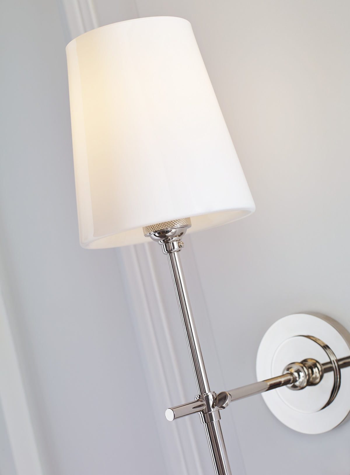 Bryant Vägglampa — Thomas O'Brien for Visual Comfort & Co. — Polished Nickel with White Glass detaljbild