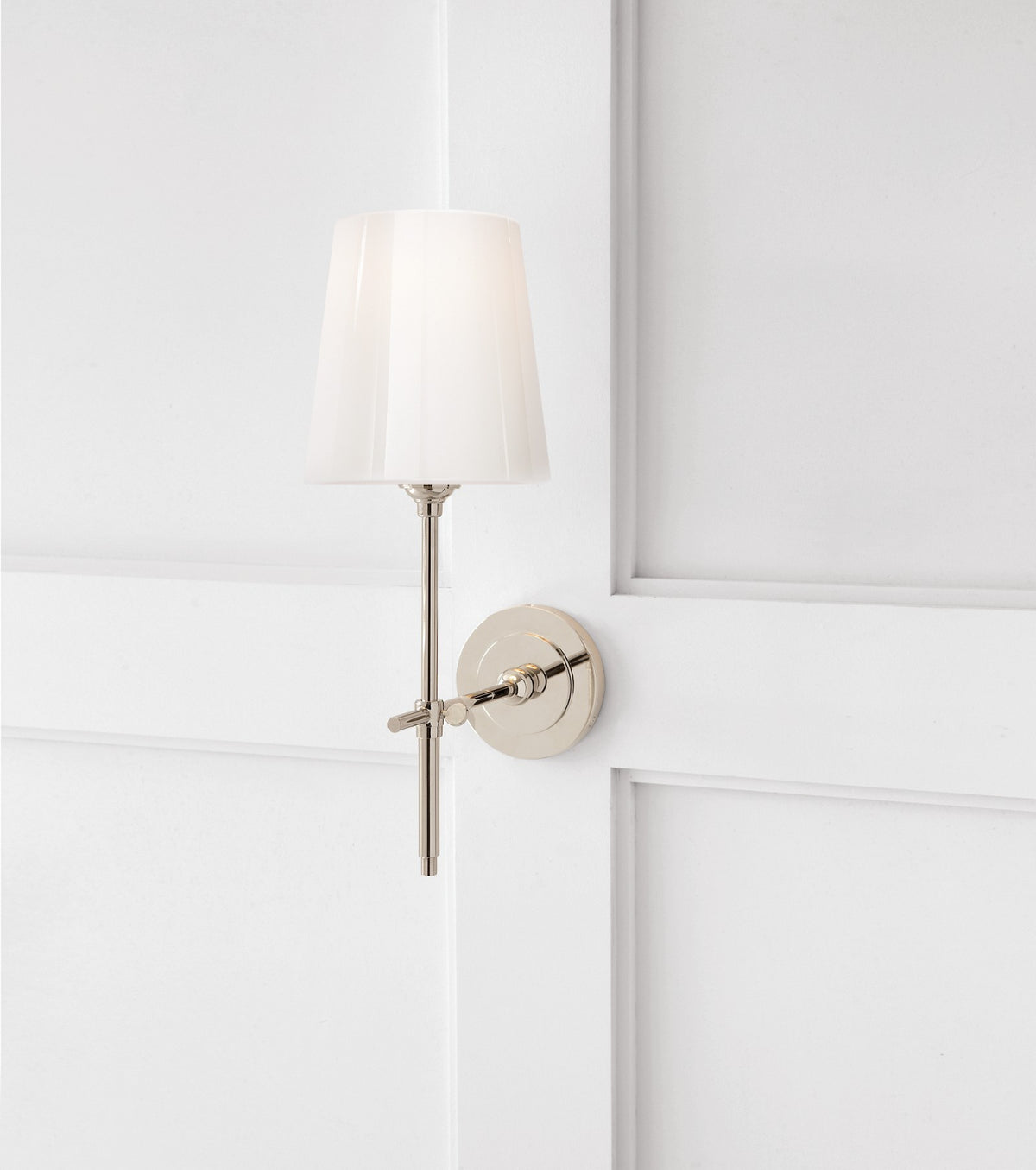Bryant Vägglampa — Thomas O'Brien for Visual Comfort & Co. — Polished Nickel with White Glass miljöbild