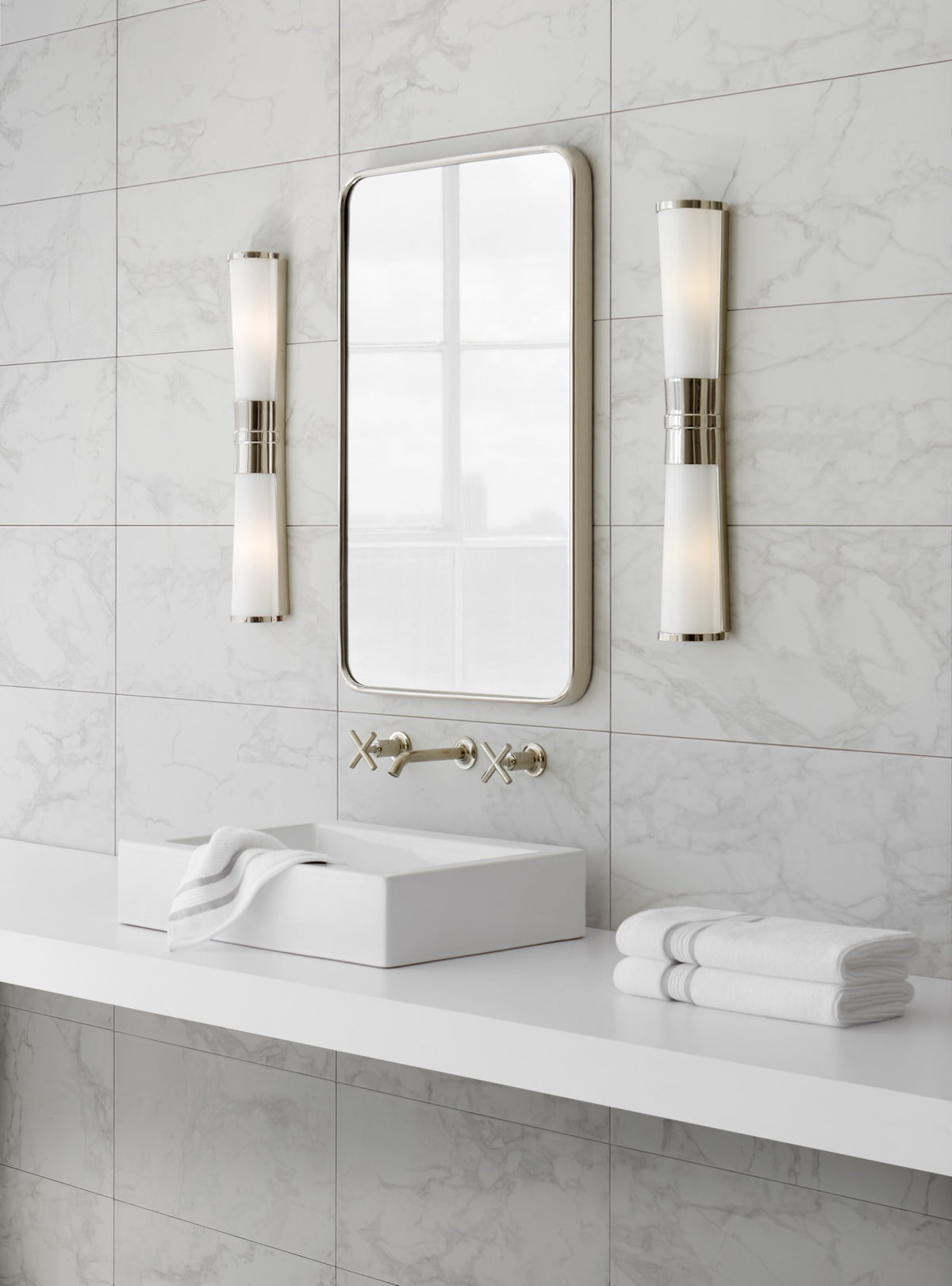 Carew Linear Vägglampa — Chapman & Myers for Visual Comfort & Co. — Polished Nickel with White Glass miljöbild