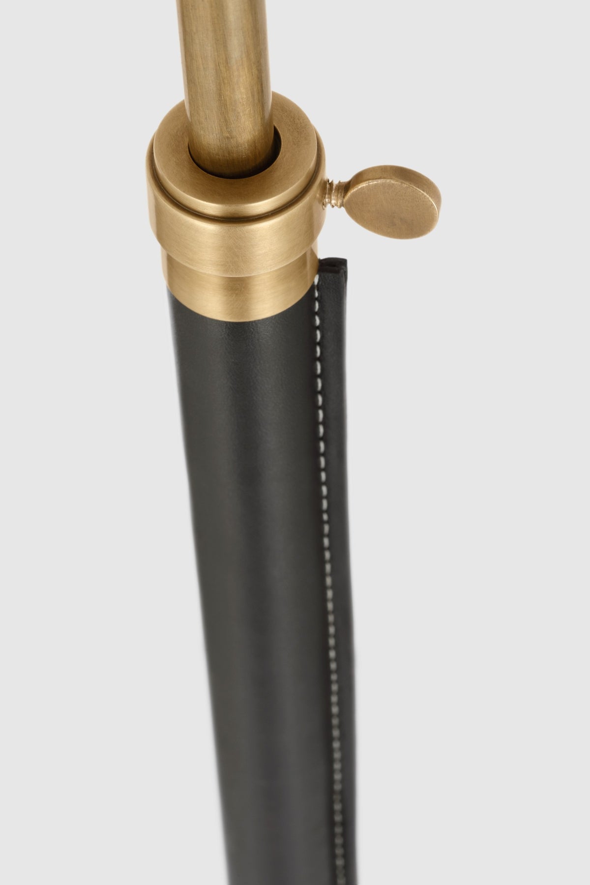 Bryant Wrapped Golvlampa — Thomas O'Brien for Visual Comfort & Co. — Hand-Rubbed Antique Brass and Chocolate Leather with Linen Shade detaljbild