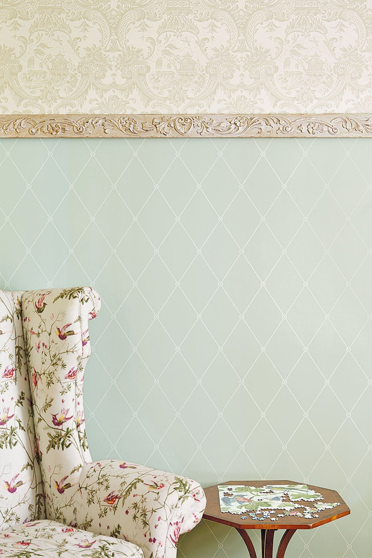 Large Georgian Rope Trellis Behang — Cole & Son in een interieur