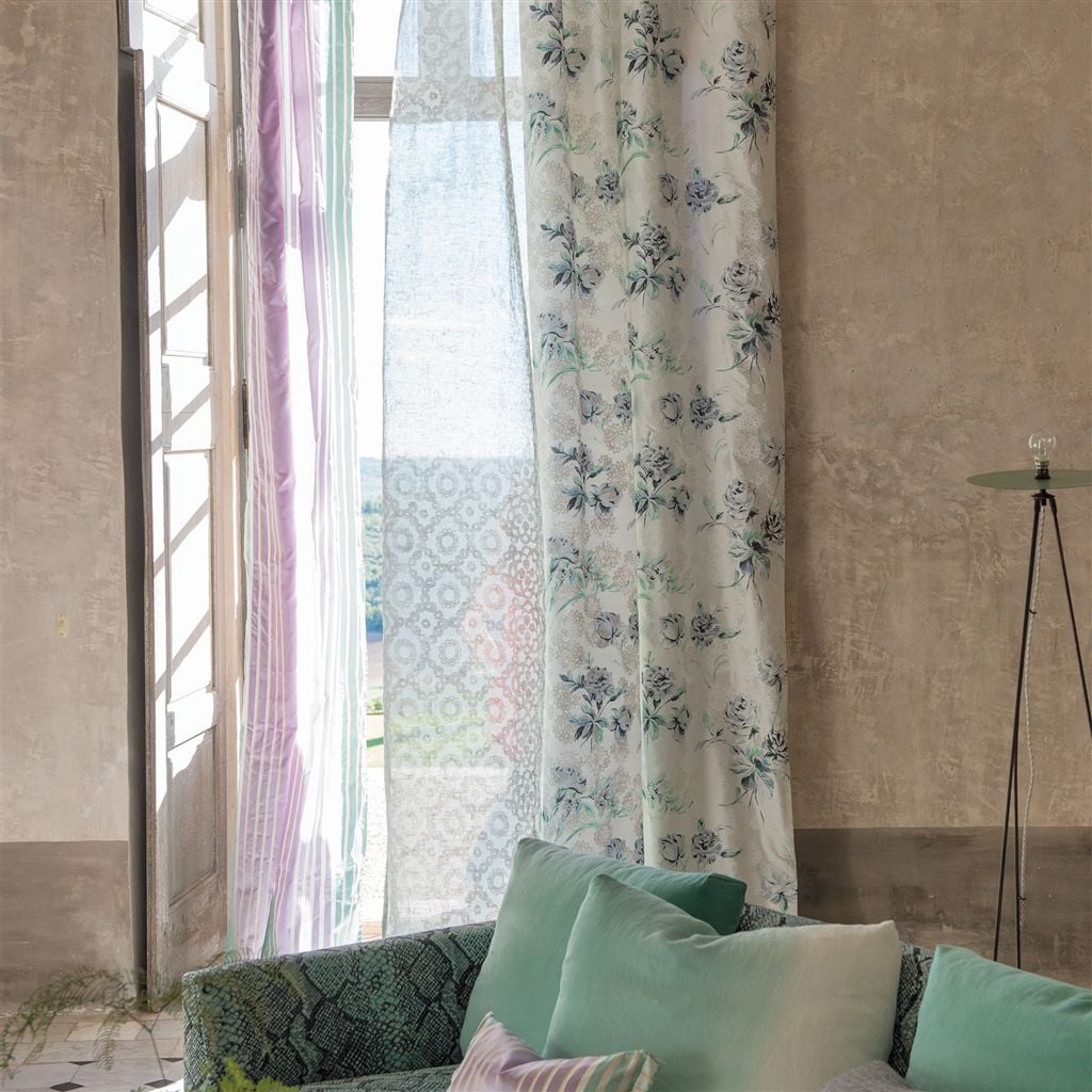 Fuchsia Stoff — Colefax & Fowler im Raum