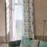 Fuchsia Stoff — Colefax & Fowler im Raum