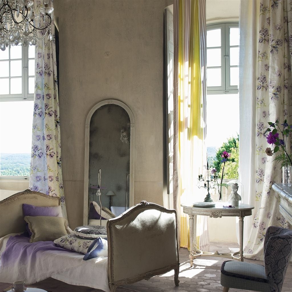 Fuchsia Stoff — Colefax & Fowler im Raum