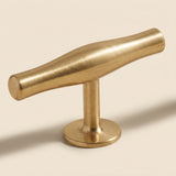 Colmore T-bar Greep — Hand-geborsteld messing