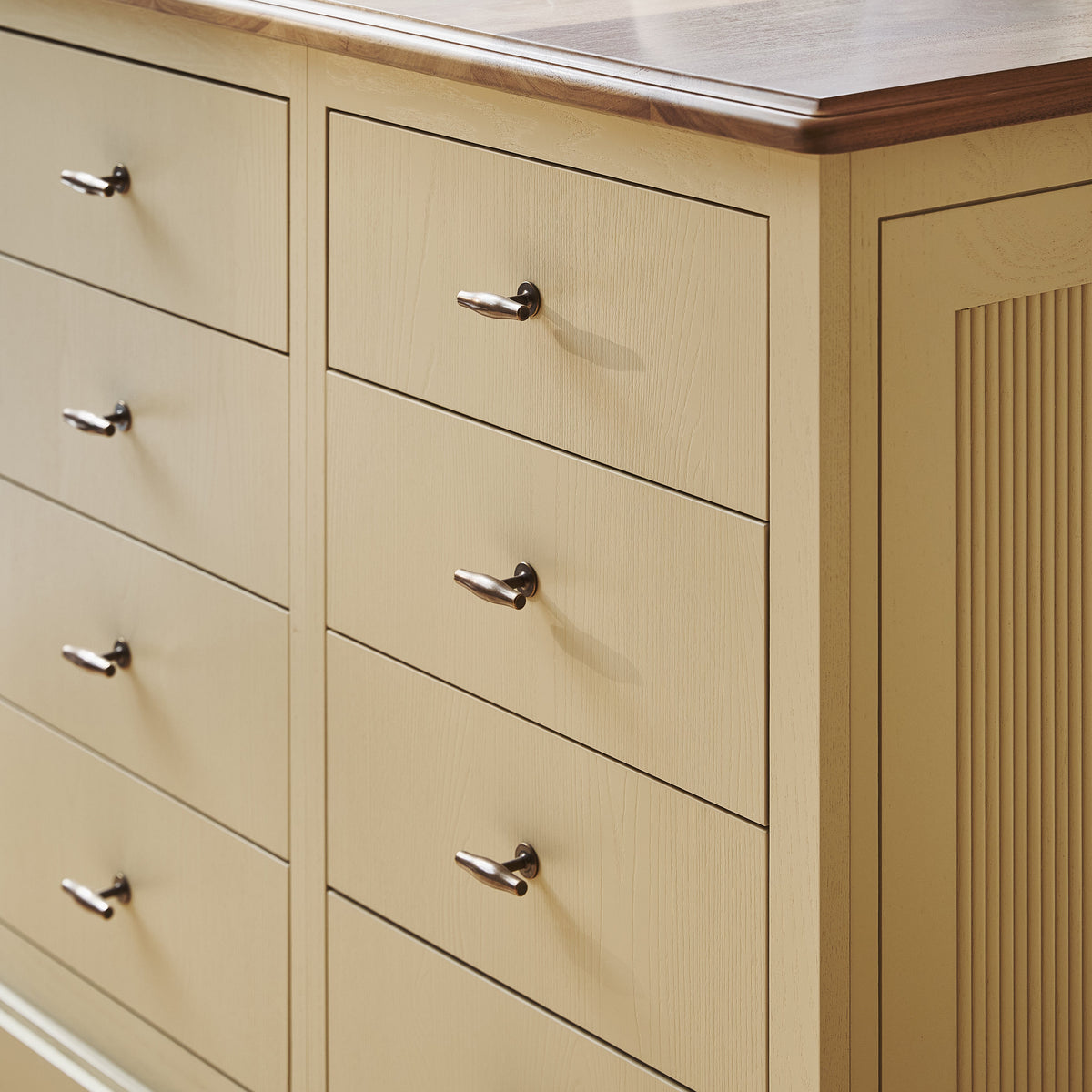 Colmore T-bar Greep — Donker antiek messing. Design by Naked Kitchens.