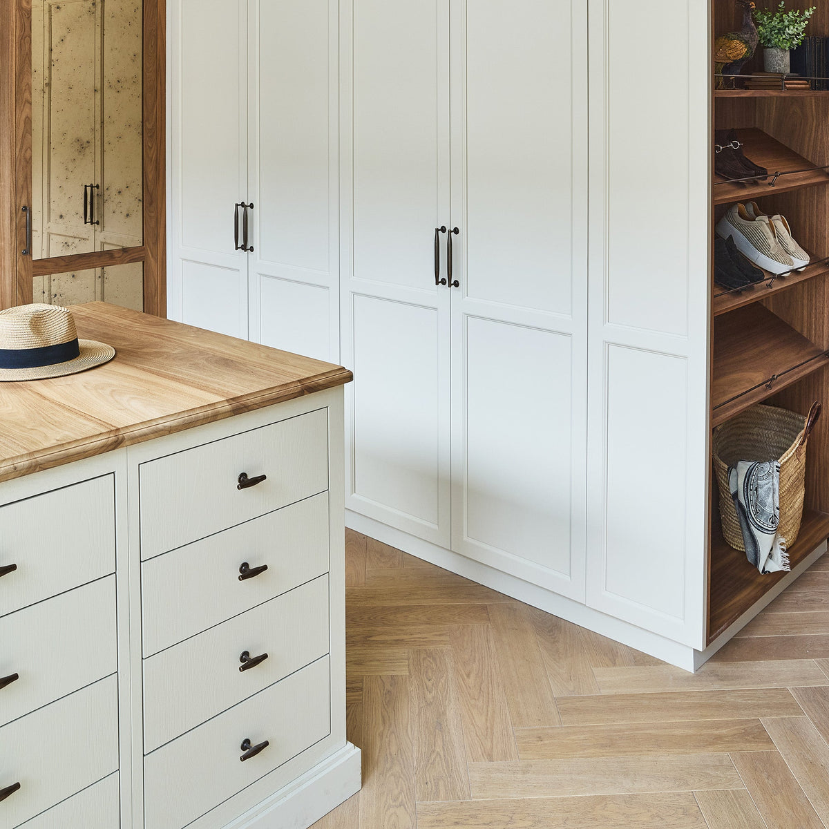Colmore T-bar Greep — Donker antiek messing. Design by Naked Kitchens.