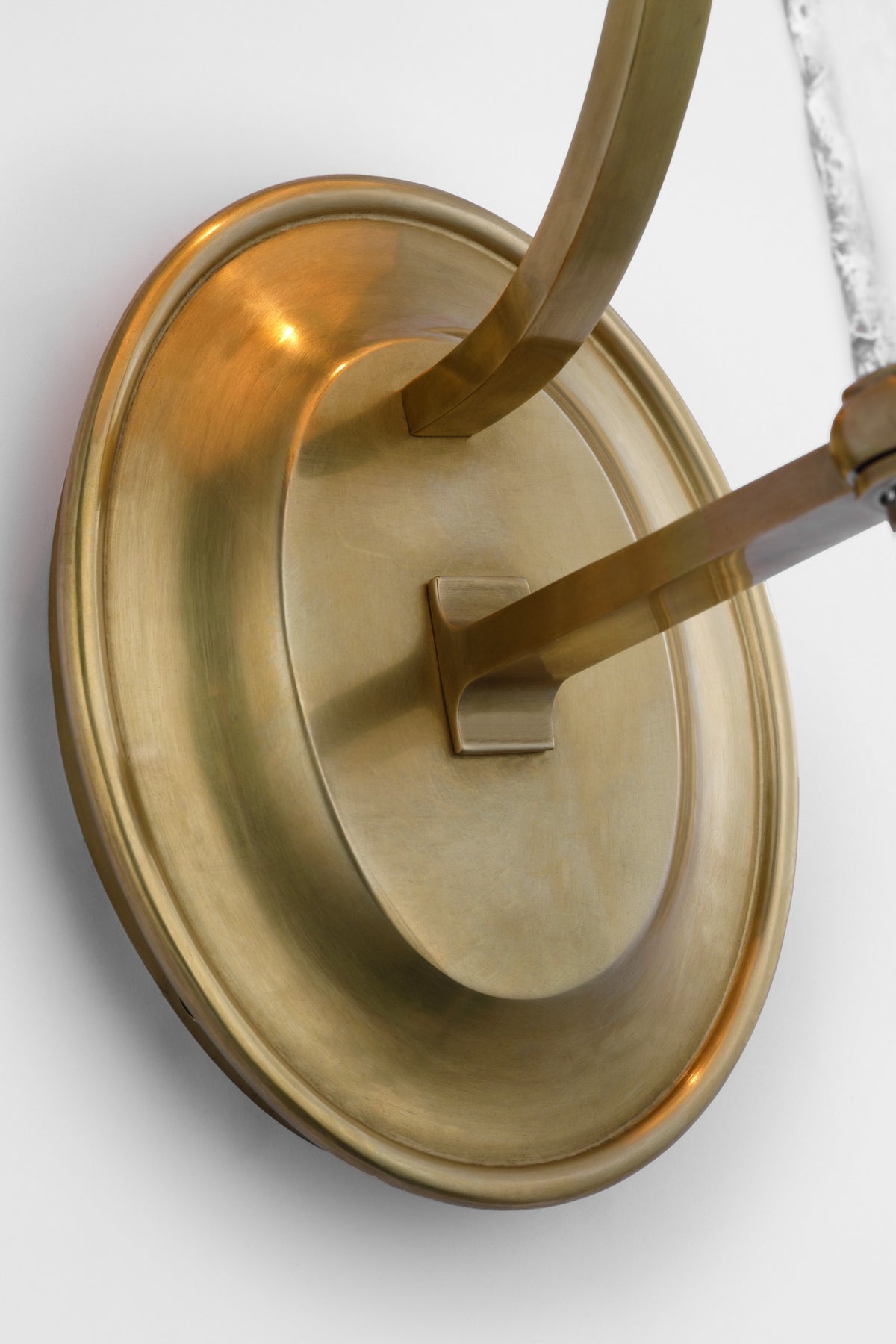 Abigail XL Vägglampa — Marie Flanigan for Visual Comfort & Co. — Soft Brass and Clear Wavy Glass with Linen Shade detaljbild