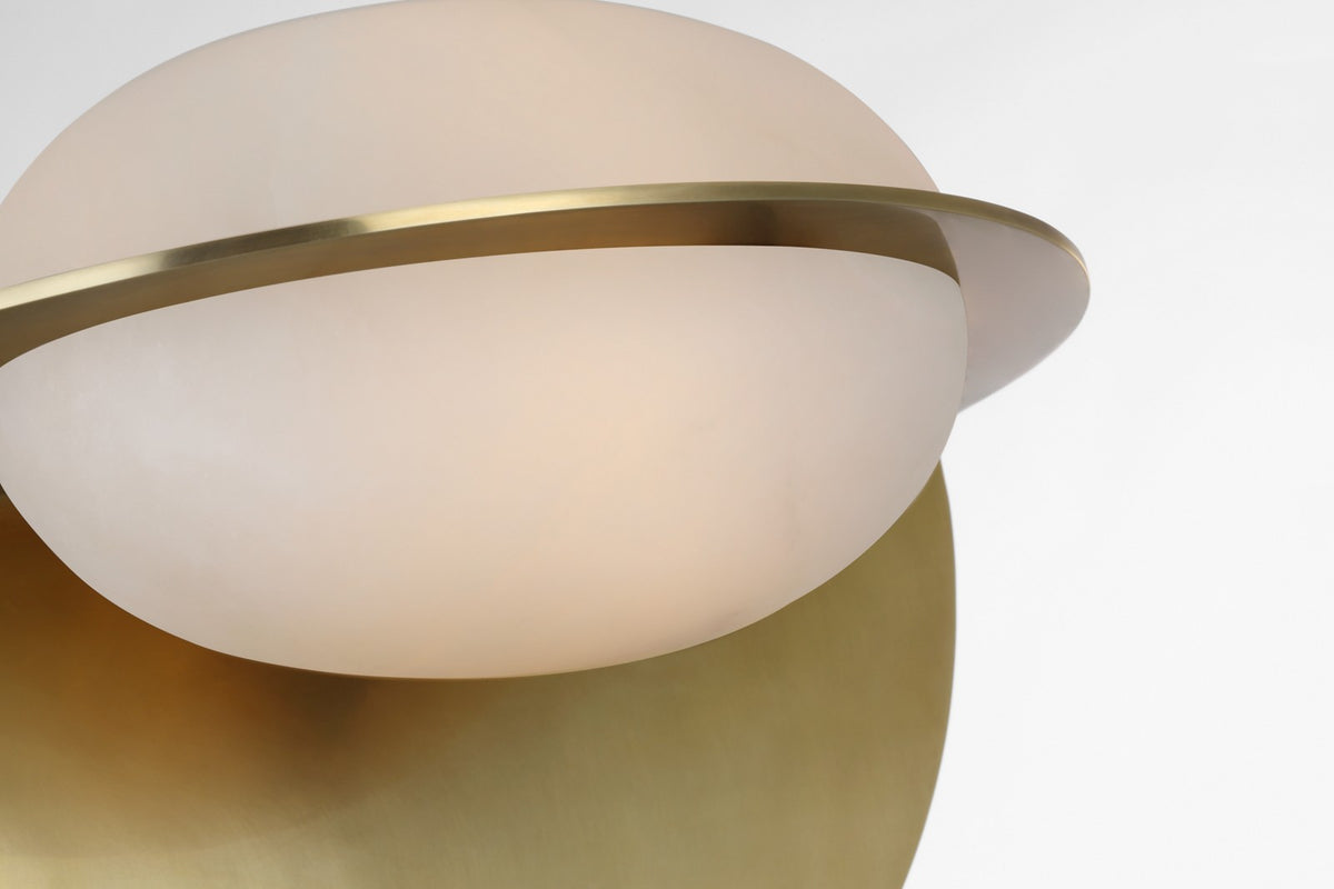 Fosse 9" Invertable Oval Vägglampa — Kelly Wearstler for Visual Comfort & Co. — Antique-Burnished Brass with Alabaster detaljbild